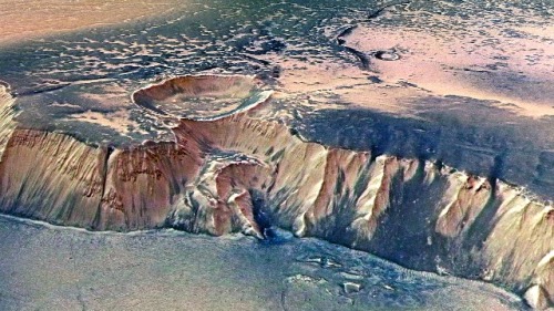 欧洲航天局的火星快车拍摄的火星上最大的水源地之一Echus Chasma