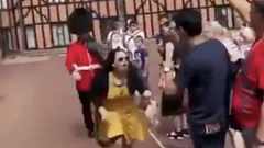 女遊客遭英國士兵猛推網友卻說幹得漂亮(組圖)