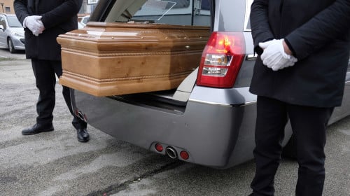 為什麼美國人在葬禮上會發出笑聲？