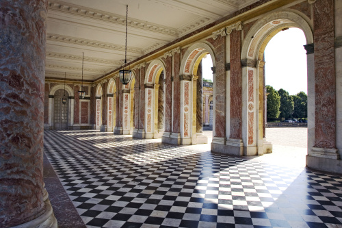 凡爾賽宮宮殿建築左右對稱，造型輪廓整齊、莊重雄偉。