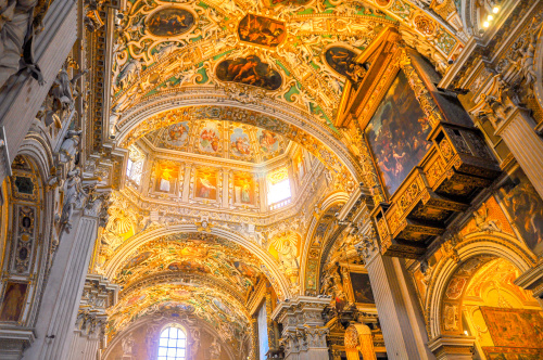 路易十四斥資250萬鎊巨資興建的王室教堂金碧輝煌，是表現神的藝術傑作。