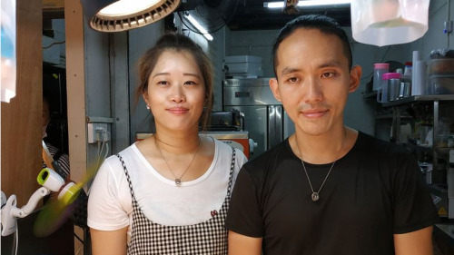 来自台北的贝贝与阿育夫妻为了创业，到大陆海南岛海口市贩卖鸡蛋仔。