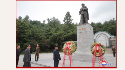 日前朝鮮最高領導人金正恩（前排右）前往中國人民志願軍烈士陵園，在毛岸英基前獻花默哀。