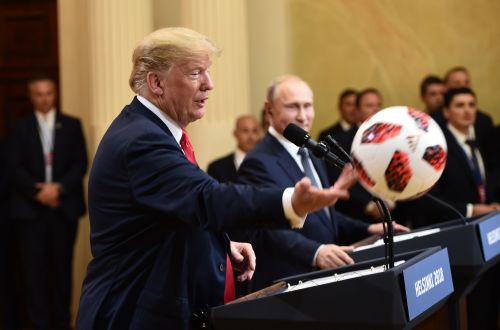 川普总统在芬兰赫尔辛基收到俄罗斯总统普京赠送的世界杯专用足球。