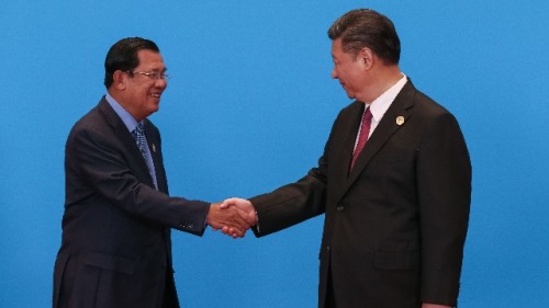 2017年5月15日，柬埔寨首相洪森在北京與習近平握手。