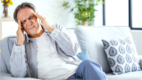 剧烈头痛可能暗示脑血管疾病的发生，不可不慎。