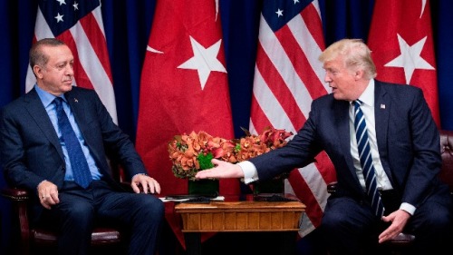 2017年9月21日在纽约市举行的第72届联合国大会期间，川普与土耳其总统埃尔多安会面。