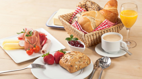 早餐是大脑活动的能量之源，不吃早餐会对人体产生危害。