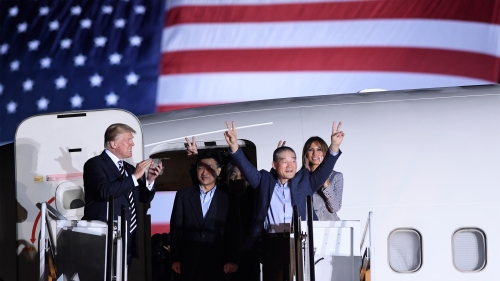 美国总统川普迎接被朝鲜囚禁起来的美国公民归国。