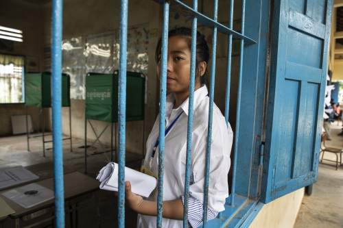 2018年7月29日柬埔寨金邊，一個選舉觀察員在等待選民來投票。
