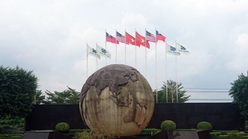 一张凯胜家俱公司门口悬挂越南国旗、美国国旗、中华民国国旗的照片在迅速在网络走红。