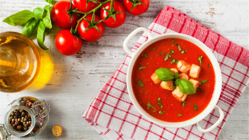 西红柿煮熟以后含有丰富的茄红素，能预防前列腺疾病。