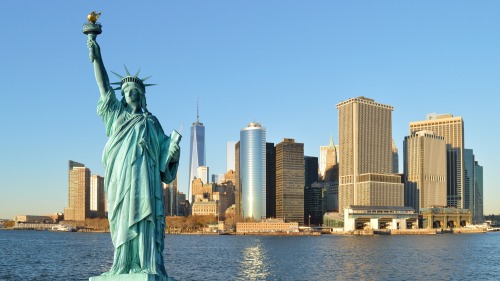 美國精神的象徵——位於紐約自由島上的自由女神像