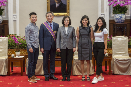 總統蔡英文（中）3日在總統府頒授「大綬景星勳章」給美國在台協會（AIT）台北辦事處長梅健華（左），並與梅健華伉儷合影。
