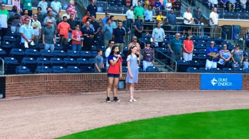 美國北卡羅萊納州的15歲少女凱莉（左）在棒球場上清唱中華民國國歌。