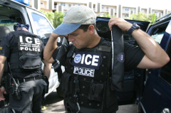 ICE路边查证递解令在身的华男当场被捕(图)