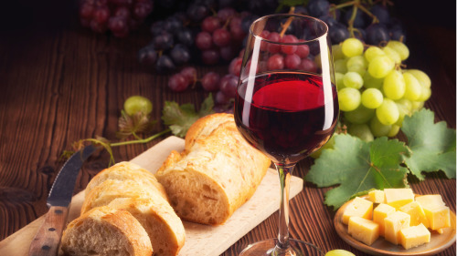 红酒能提升抗氧化作用，预防动脉硬化。
