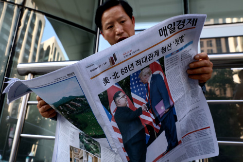 一位韩国男子在阅读有关川金会的新闻