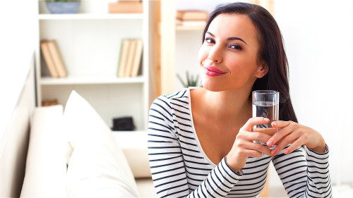 早晨起床立即喝水，这个习惯对于身体健康有多种好处。