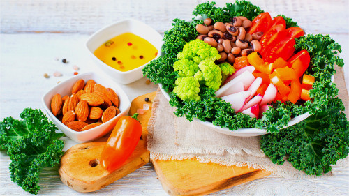 長期採用「彩虹飲食法」攝取多種類的營養素，有助於提升免疫力。