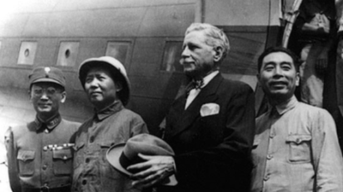 1945年，亲共国民党上将张治中陪同毛泽东、赫尔利、周恩来从延安抵达重庆。