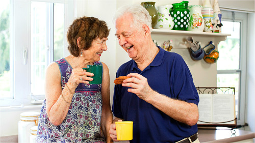 长寿的老年人乐观开朗，不容易生气，饮食也很清淡。