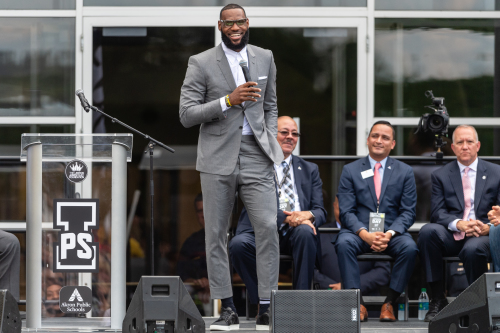 NBA巨星詹姆斯在「承諾小學」揭幕儀式上發表演講。