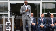 NBA巨星詹姆斯小學真情演講：「阿克倫永遠是我家」(圖)