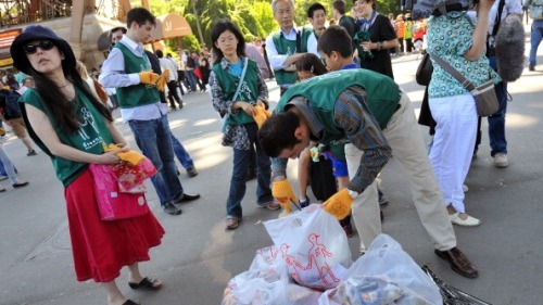 日本环境保护协会的志工们清理艾菲尔铁塔附近的垃圾 