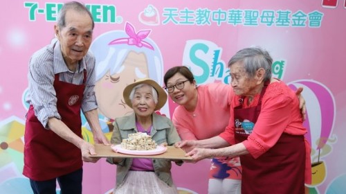 自空軍一等士官長退役的吳玉華（左2）9日歡慶百歲，天主教中華聖母基金會特別舉辦慶生活動，邀請聖母家屋的「大齡好友」製作「雪Q餅」，表達生日祝福。