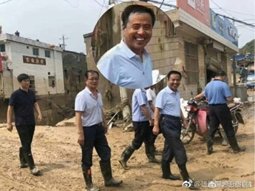 榆林市绥德县住建局局长张随刚视察灾区露“灿烂笑容”。