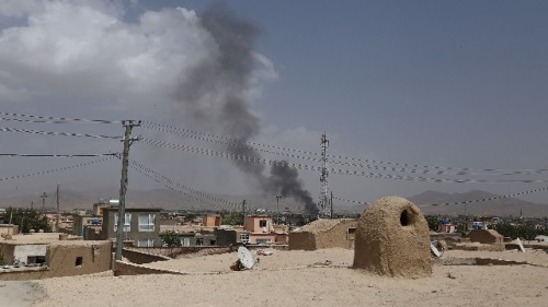 2018年8月10日，塔利班武装分子袭击加兹尼后，烟雾升空。