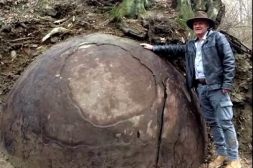 地球上這些巨大石球莫非是巨人的玩具？