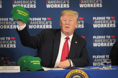 川普戴「「讓我們的農民再次強大」的綠帽子