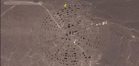 中国沙漠的奇特巨石阵中间还有三架飞机