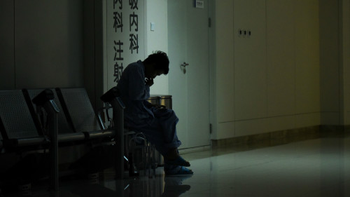 上海東方衛視出了一部記錄片《急診室故事》，通過100多名患者及其家屬的真實故事將每個中國人又拉回現實。
