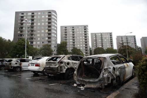 2018年8月14日，在瑞典哥德堡的Froelunda廣場上被燒燬的汽車。