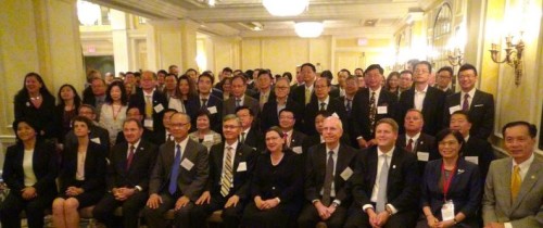  今年選擇美國投資峰會上，台灣代表團規模最大。晚宴吸引不少美國政要與會，包括美國國務院代理助卿石露蕊（左2）、美國在台協會理事羅瑞智（右4）、美國商務部代理副部長凱利（右5）、猶他州州長赫柏特（左3）等人與會。