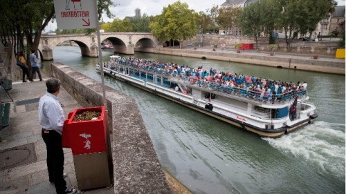 2018年8月13日，一名男子站在巴黎聖路易島的一個露頭公共小便池上解手。