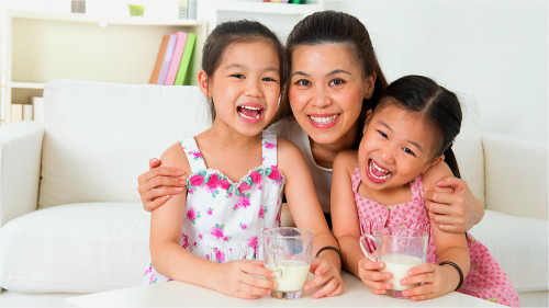 牛奶、豆浆都是营养丰富的饮品，深受大众喜爱。