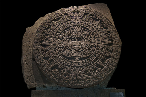 图为玛雅太阳轮。