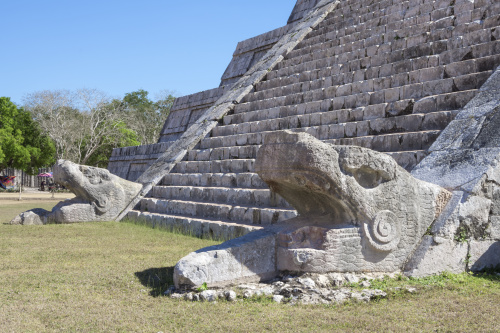 玛雅人将库库尔坎的形象砌进了金字塔，一路往上直到塔顶。