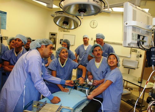 美国高中生参观海军医院手术室。