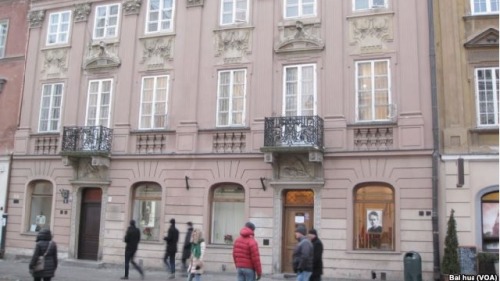 許多世界名人都出自波蘭。華沙街頭的居里夫人紀念館。（美國之音白樺拍攝）