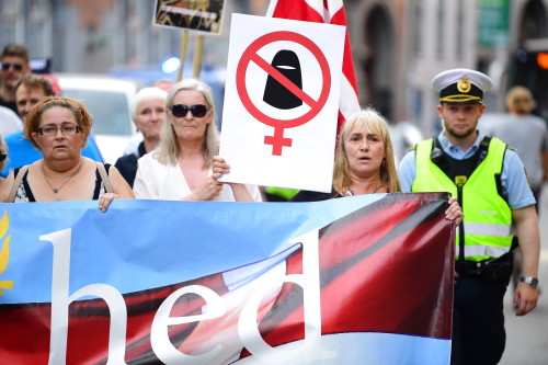 丹麦面纱禁令实施的第一天，哥本哈根的人们参加了游行，支持这项面纱禁令。