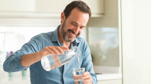 晨起喝一杯温开水是很重要的养肾方法。