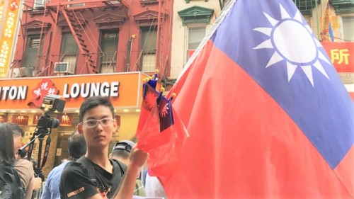 向来支持中华民国的纽约侨团溯源公所改挂五星旗，中国大陆青年周小棠不畏风雨，高举中华民国国旗抗议。