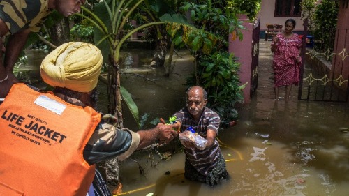 2018年8月21日，印度邊境安全部隊向受災居民分發食物和水。
