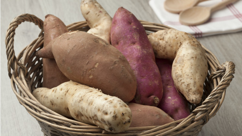 红薯富含膳食纤维、钾、铁和维生素B6等营养素，且热量很低。