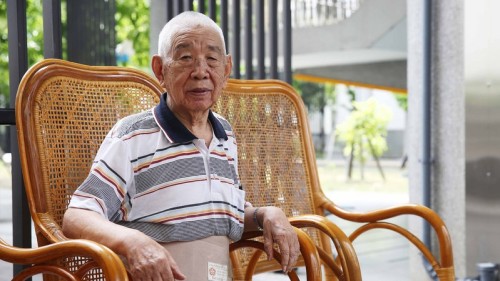 中校退伍、高龄94岁的八二三炮战老兵葛杰仁（图）坐在藤椅上，操着浓厚的乡音、娓娓道来那些年的烽火岁月。